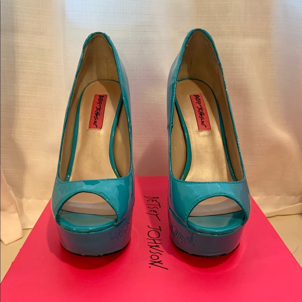 Betsy Johnson blue sitan pumps
